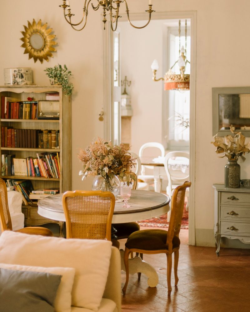 Le salon commun et sa bibliothèque