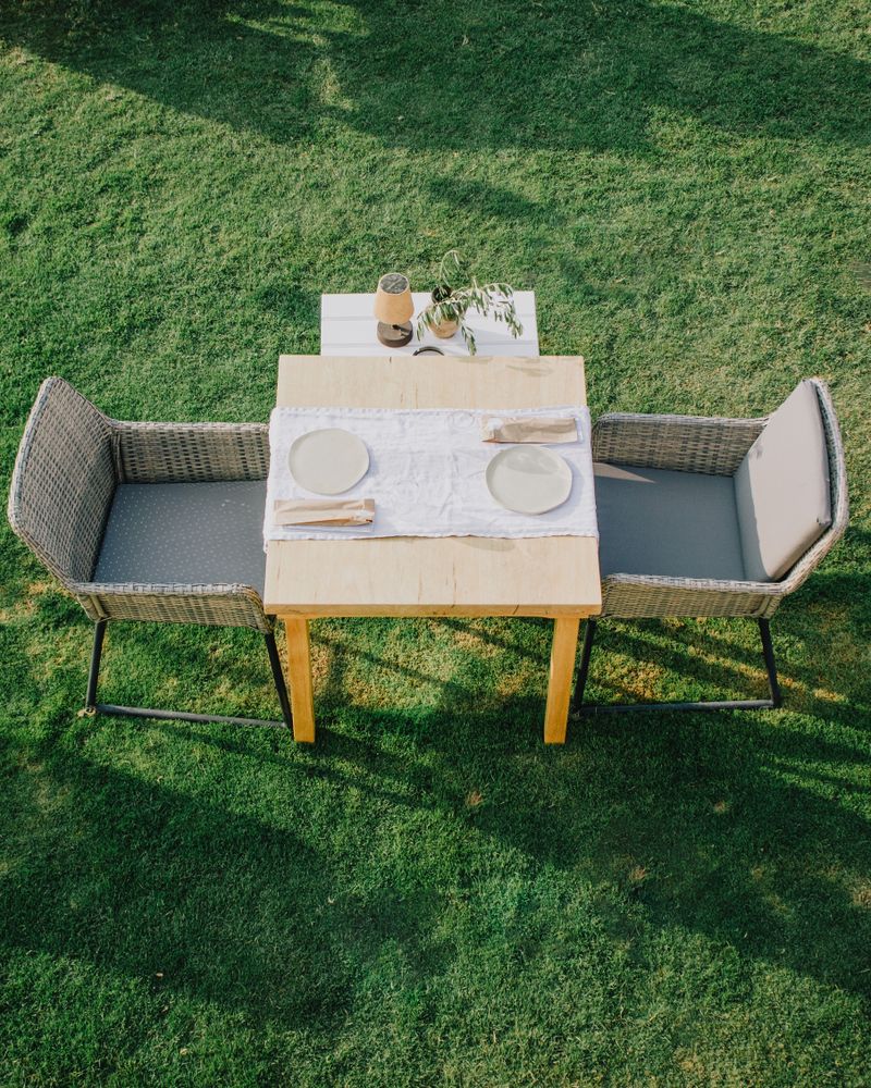 Table dressée pour un petit-déjeuner à deux, sur une terrasse ombragée