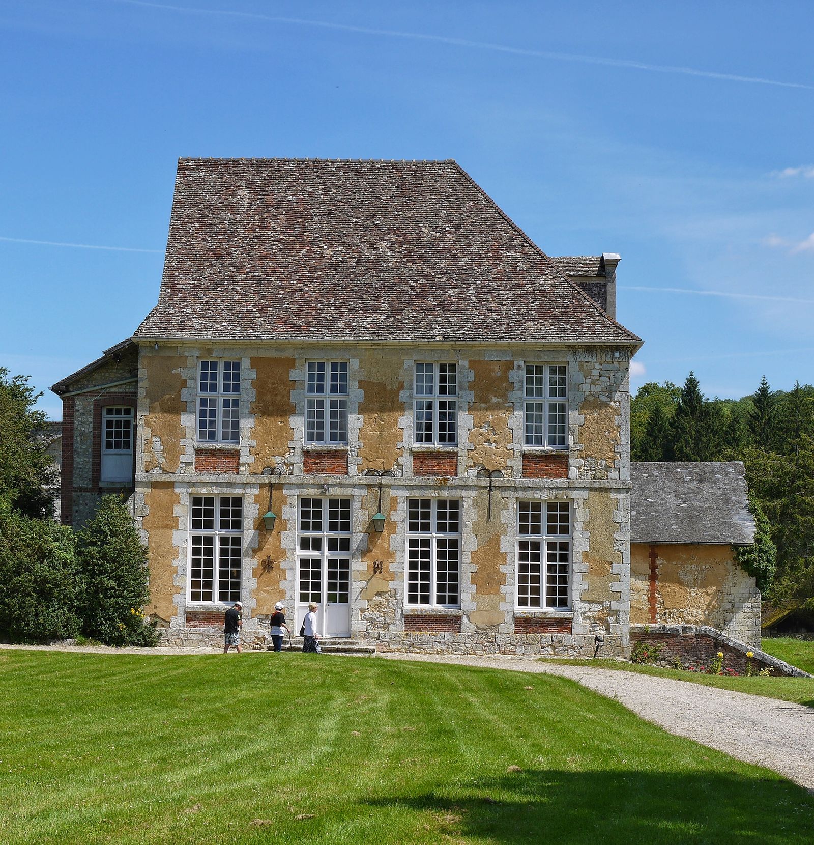 Le logis, pierre et ardoise, vu depuis la pelouse