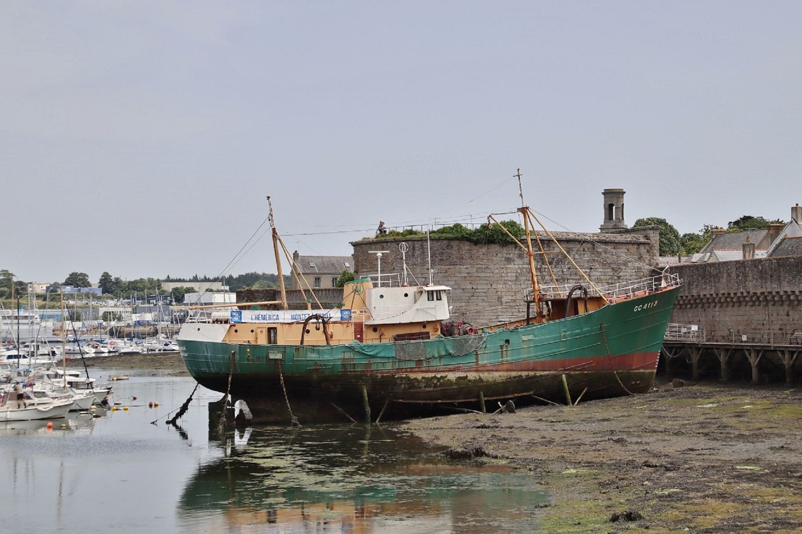 Bateau de pêche amarré dans un petit port breton