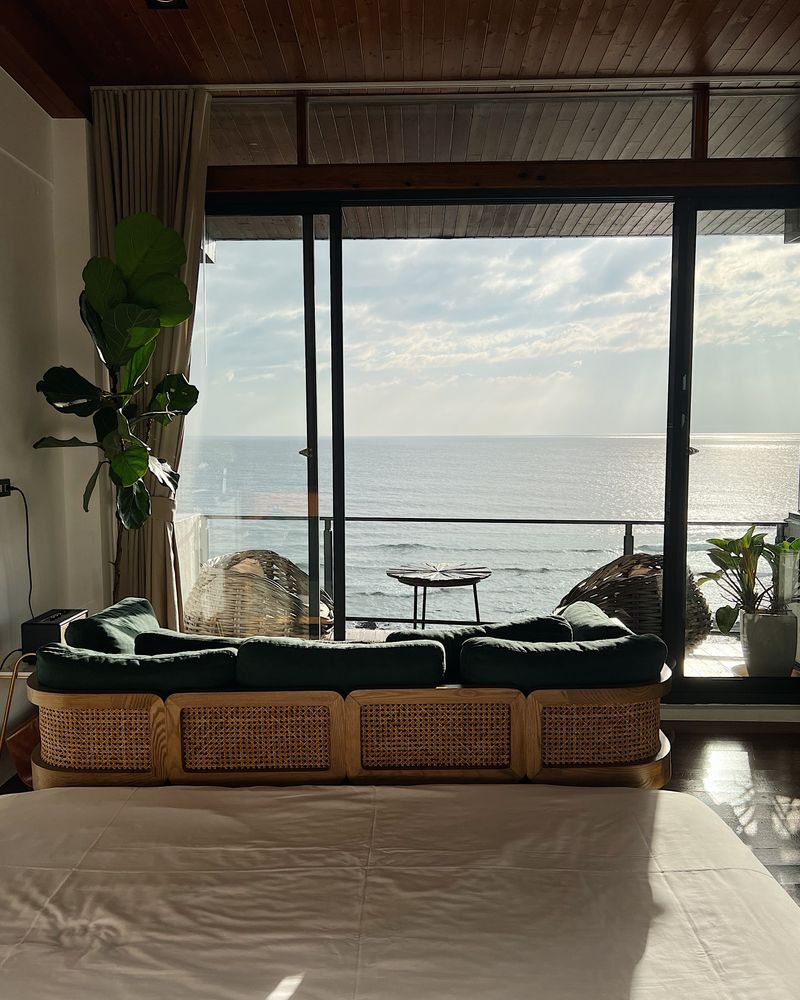 Salon ouvert sur une véranda avec vue sur la mer
