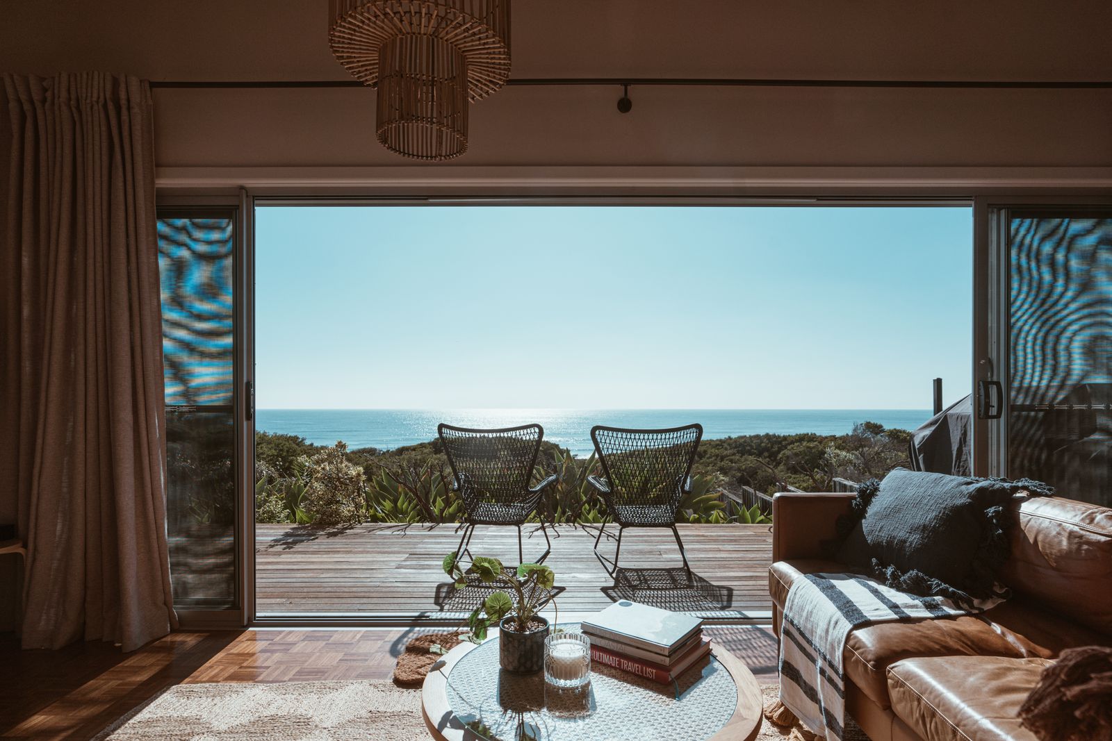 Séjour ouvert sur une terrasse avec vue sur la mer