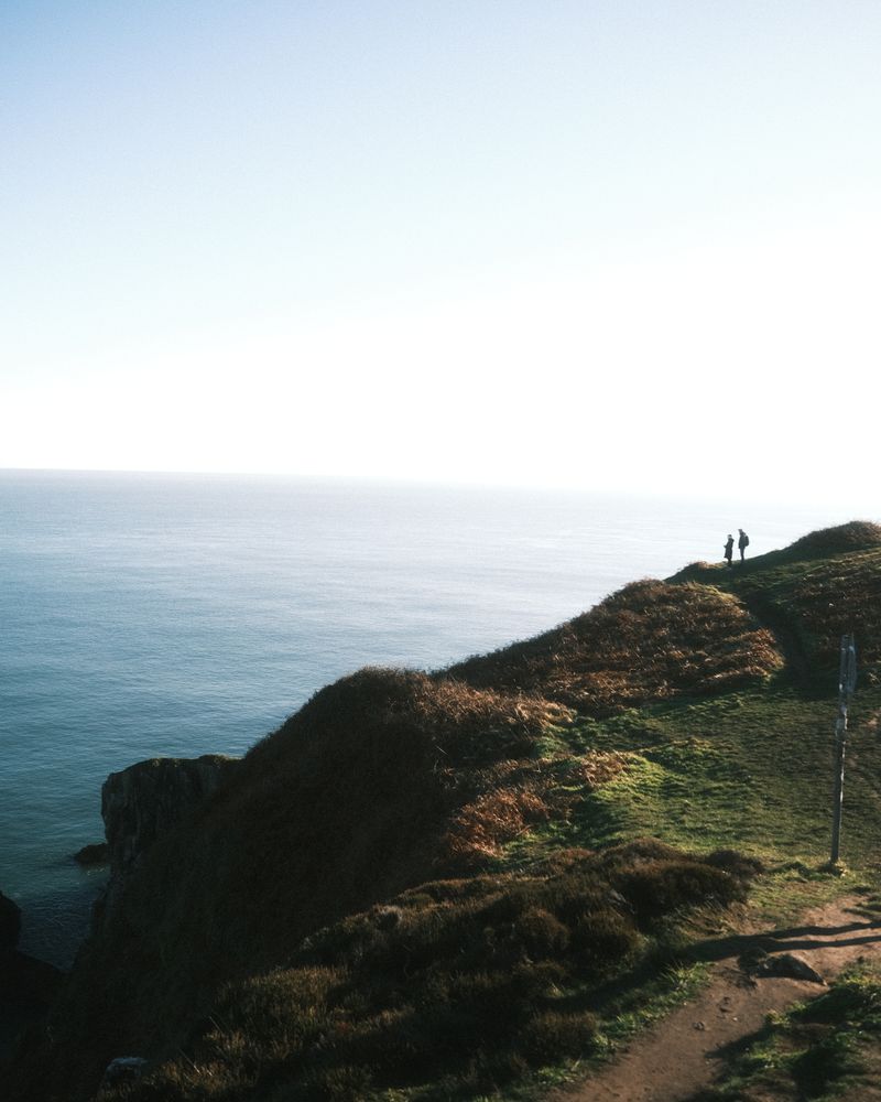 Sentier côtier longeant la falaise, vue sur la mer