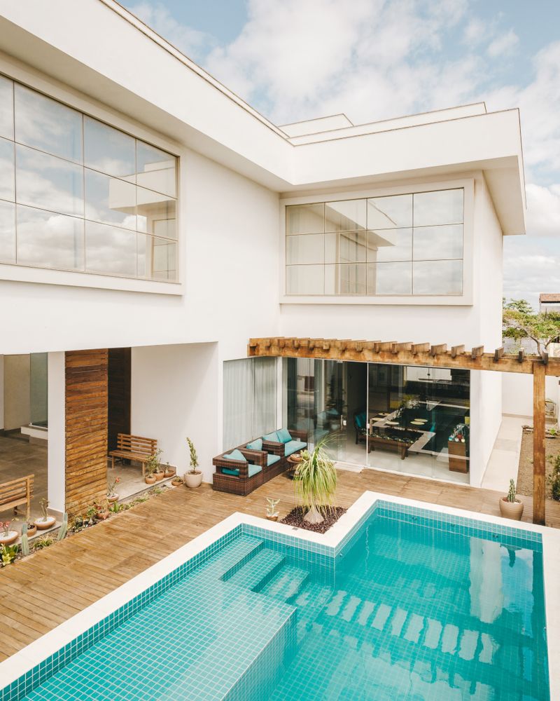 Maison avec piscine et terrasse en bois