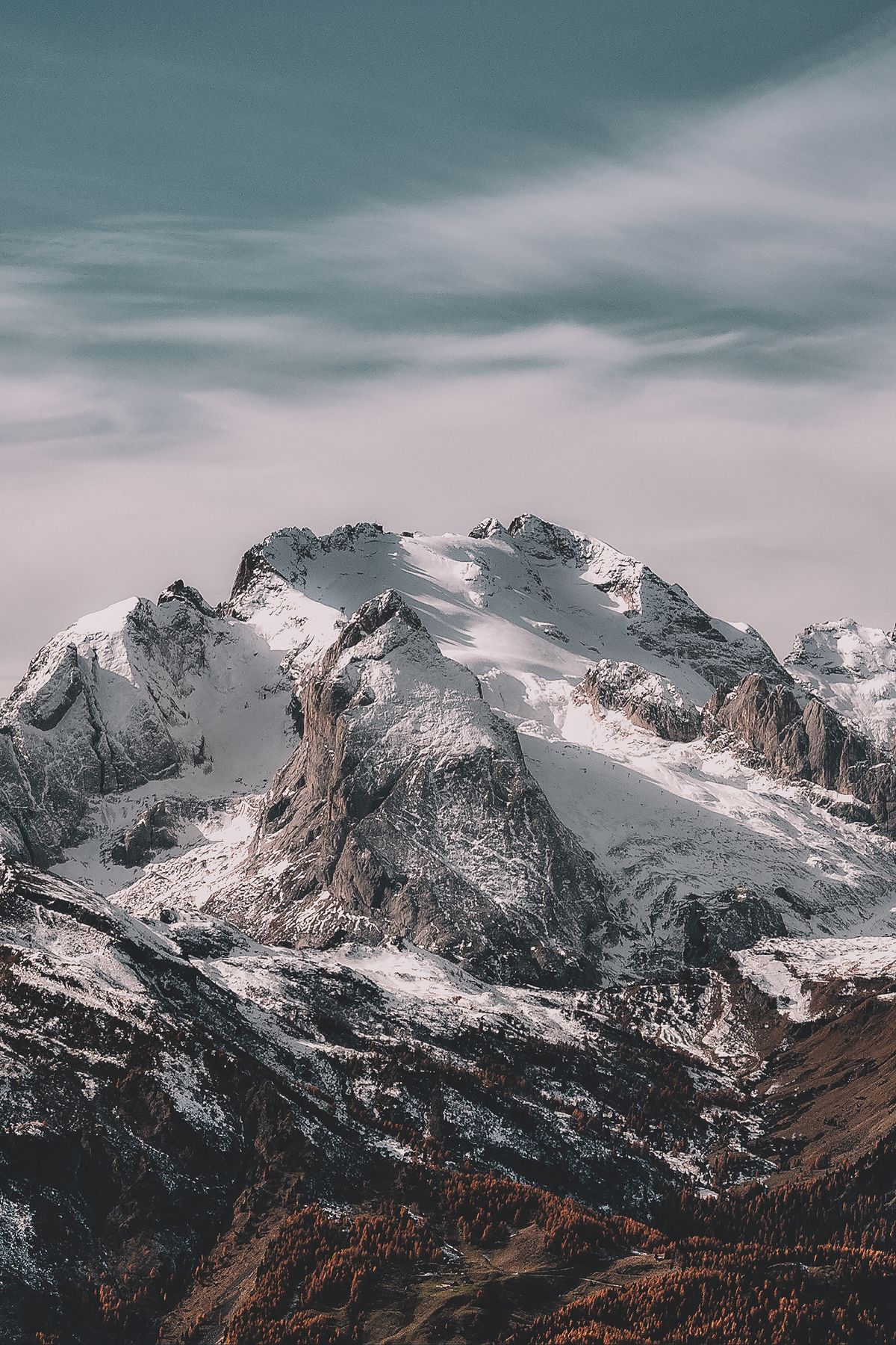 Vue panoramique de sommets enneigés sous un ciel nuageux