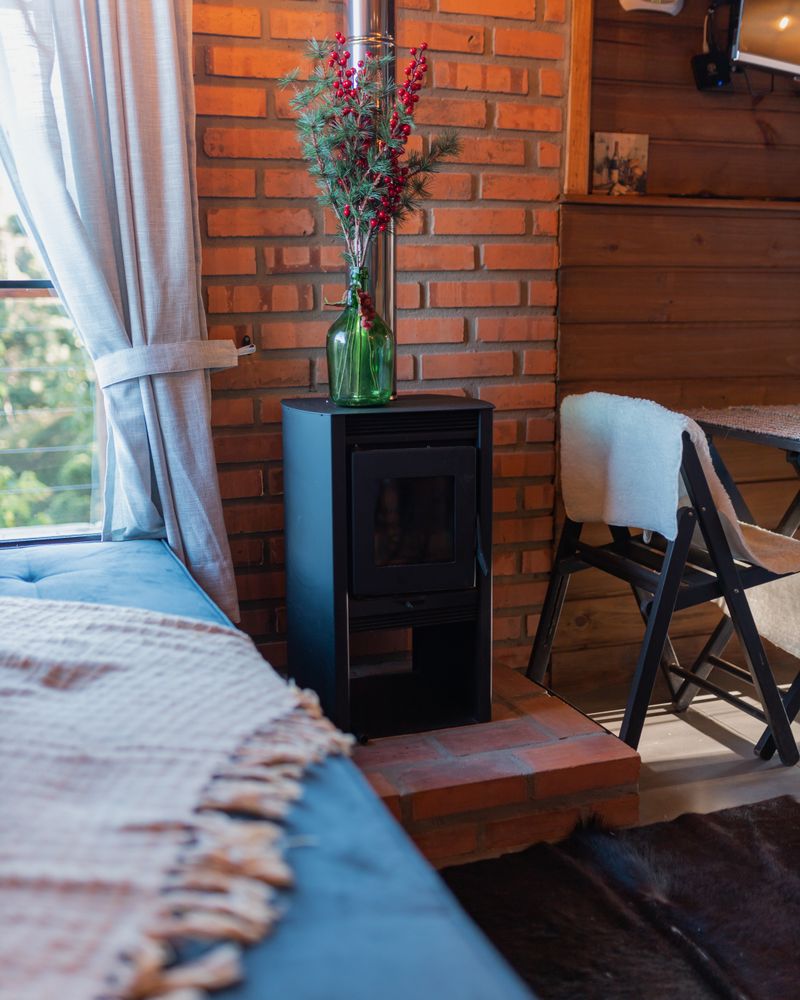 Intérieur chaleureux avec un poêle à bois