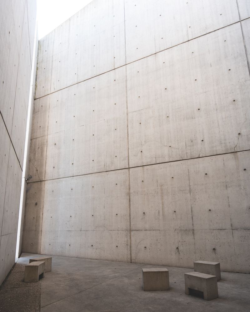 Détail architectural en béton brut, jeu d’ombre et de lumière