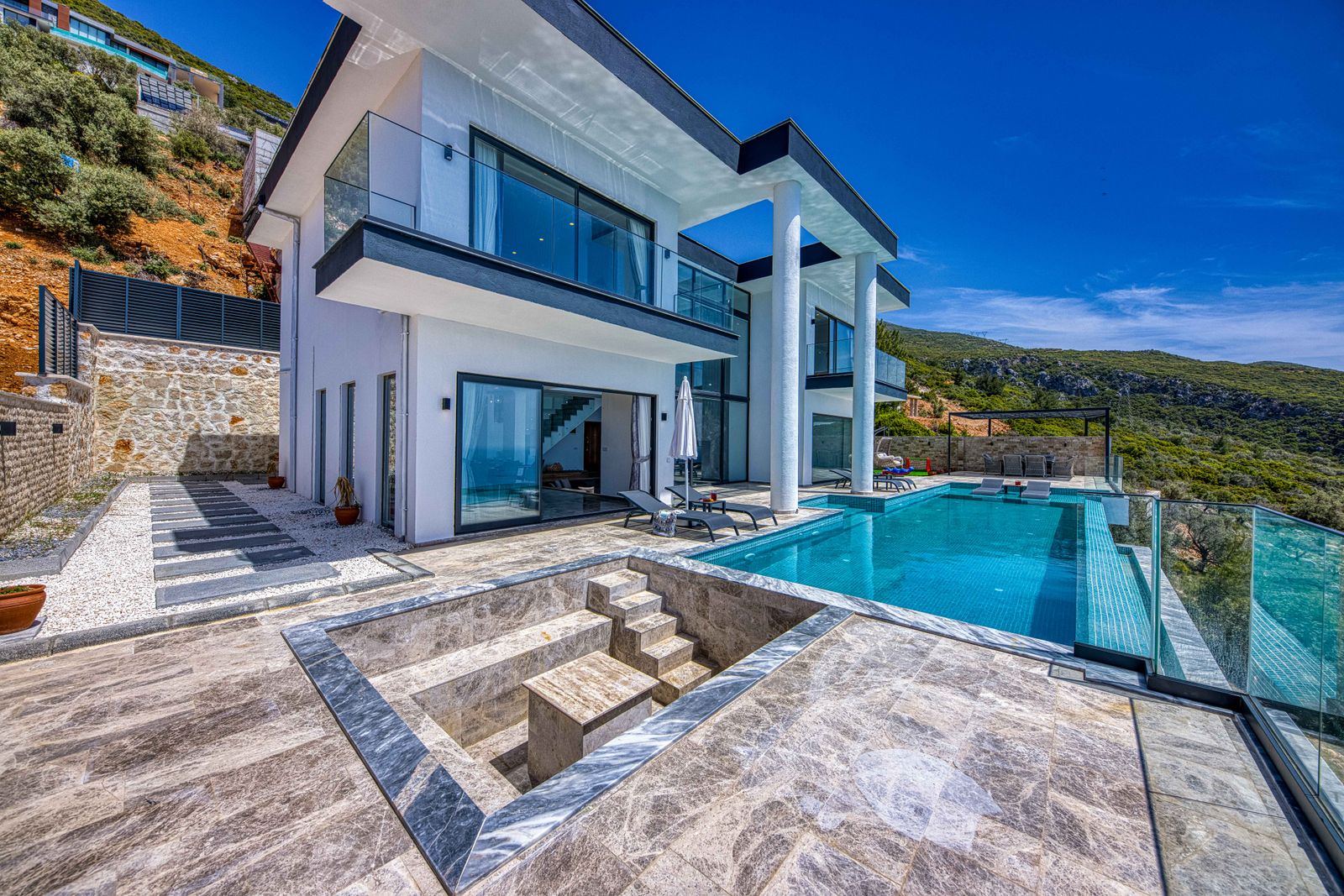 Villa contemporaine avec piscine à débordement
