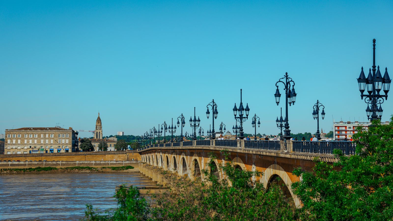 Le pont de pierre et ses lampadaires sur la Garonne