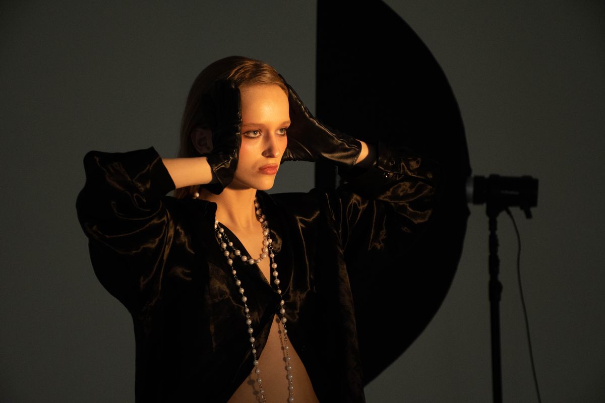Ambre Kernéis, portrait dramatique en studio, collier de perles