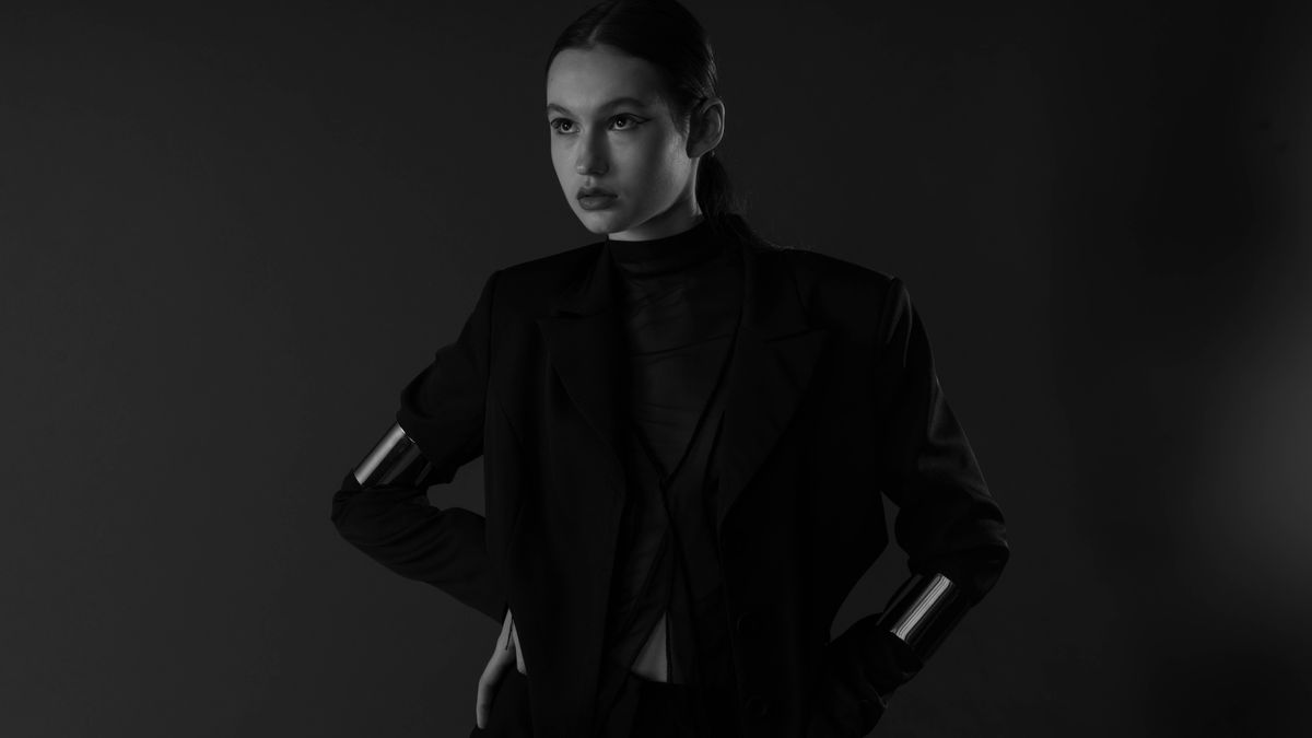 Ambre Kernéis, portrait en noir et blanc, tailleur noir