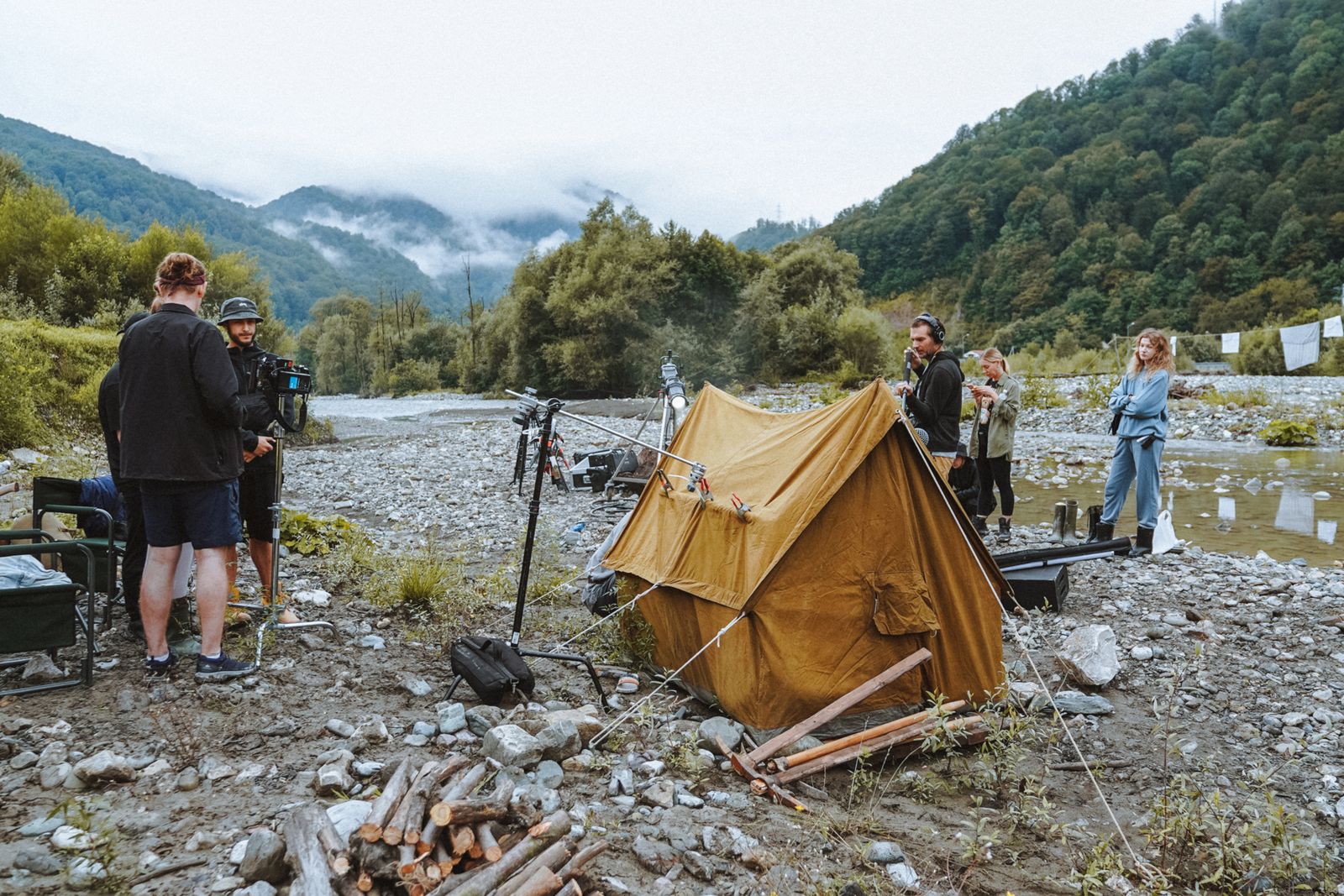 Tournage au bord d’une rivière de montagne