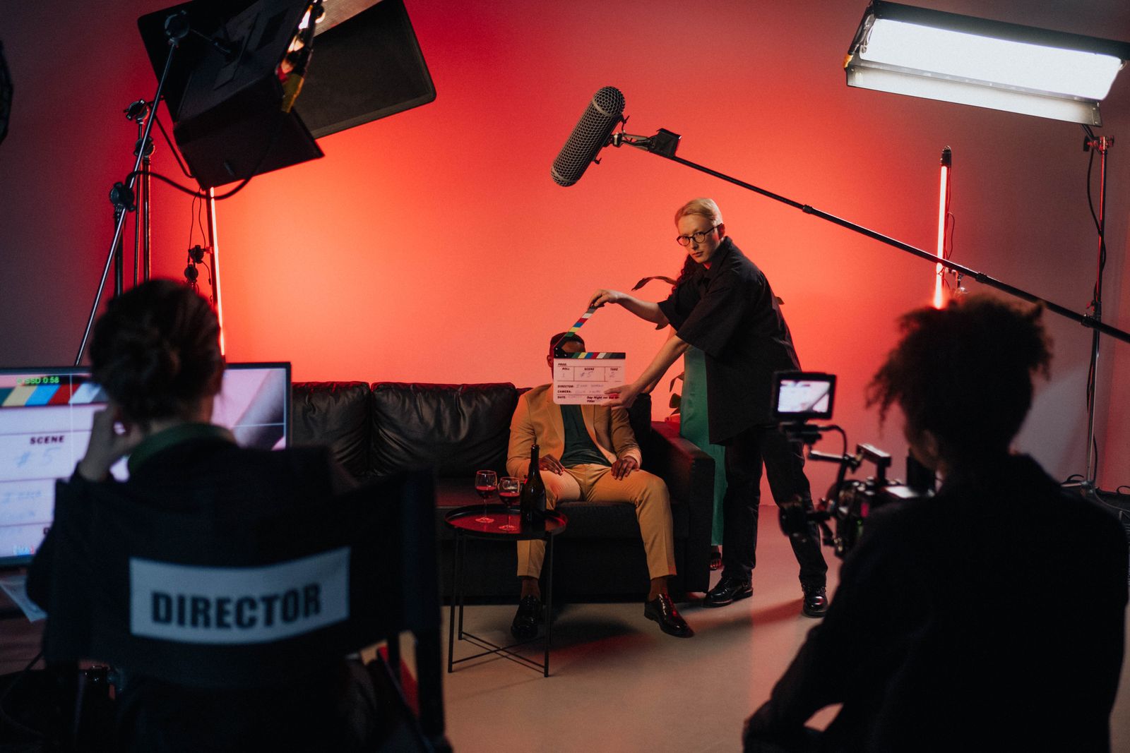Tournage en studio sur fond rouge, perche et fauteuil de réalisateur