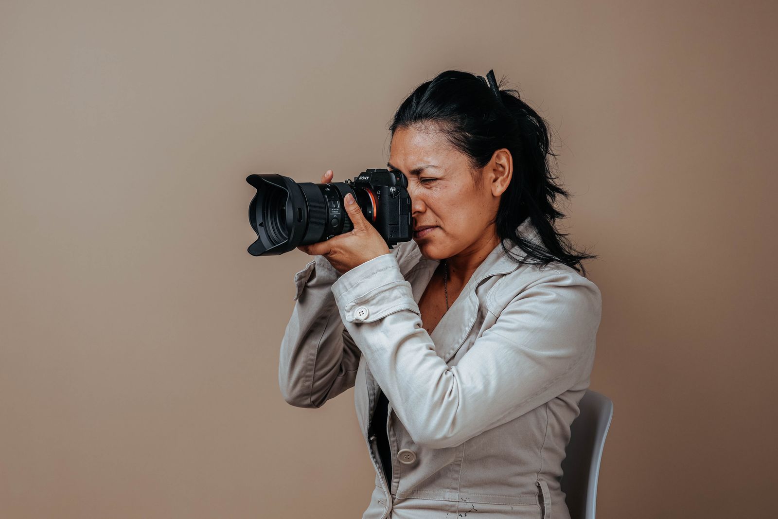 Lucie Vasseur en plein shooting, appareil photo à la main