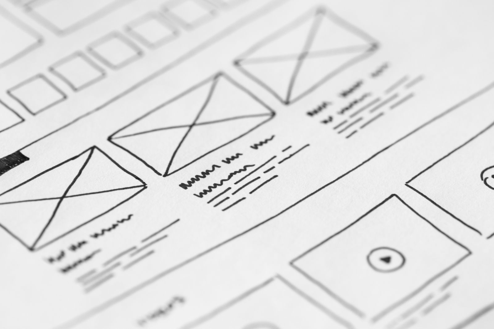 Gros plan sur des wireframes dessinés au crayon