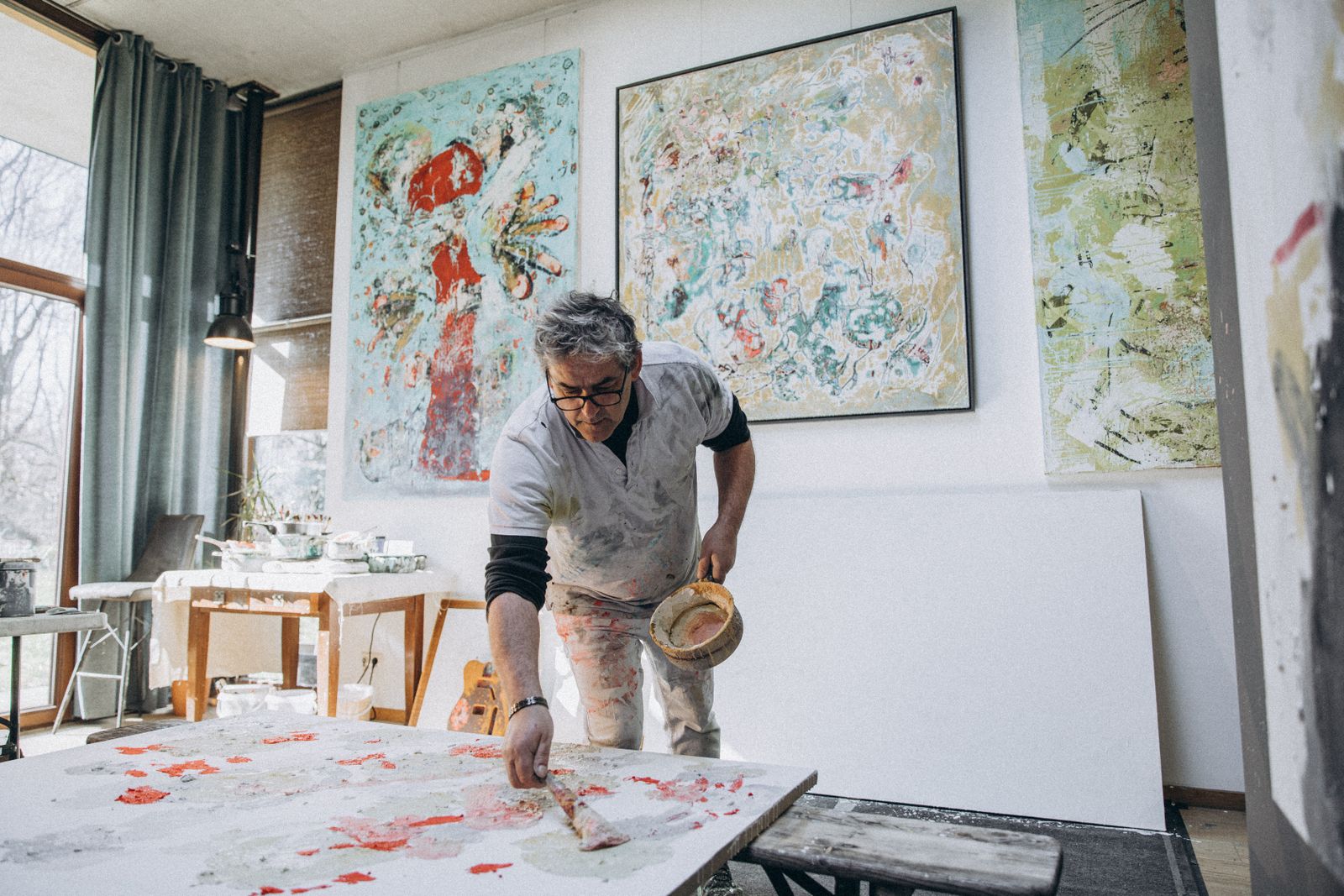 Martin Oyelaran dans son atelier, devant ses toiles
