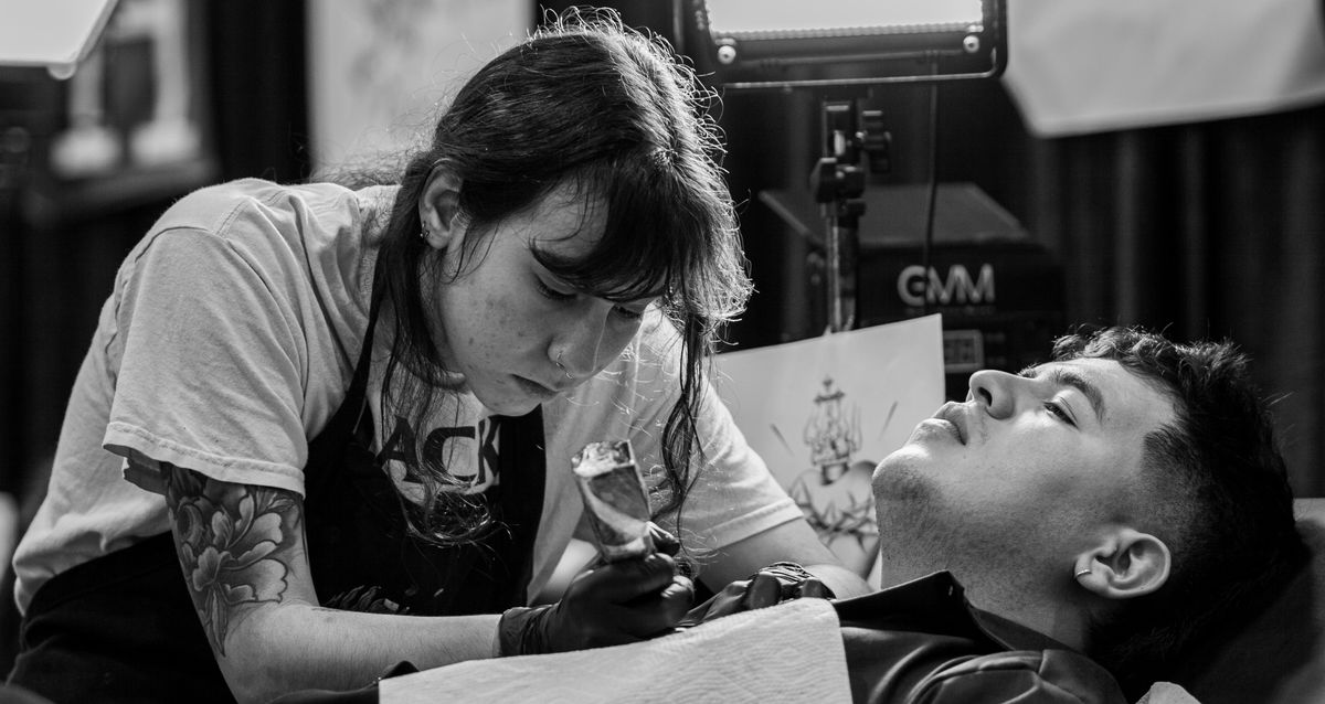 Noa Brix concentré·e en train de tatouer
