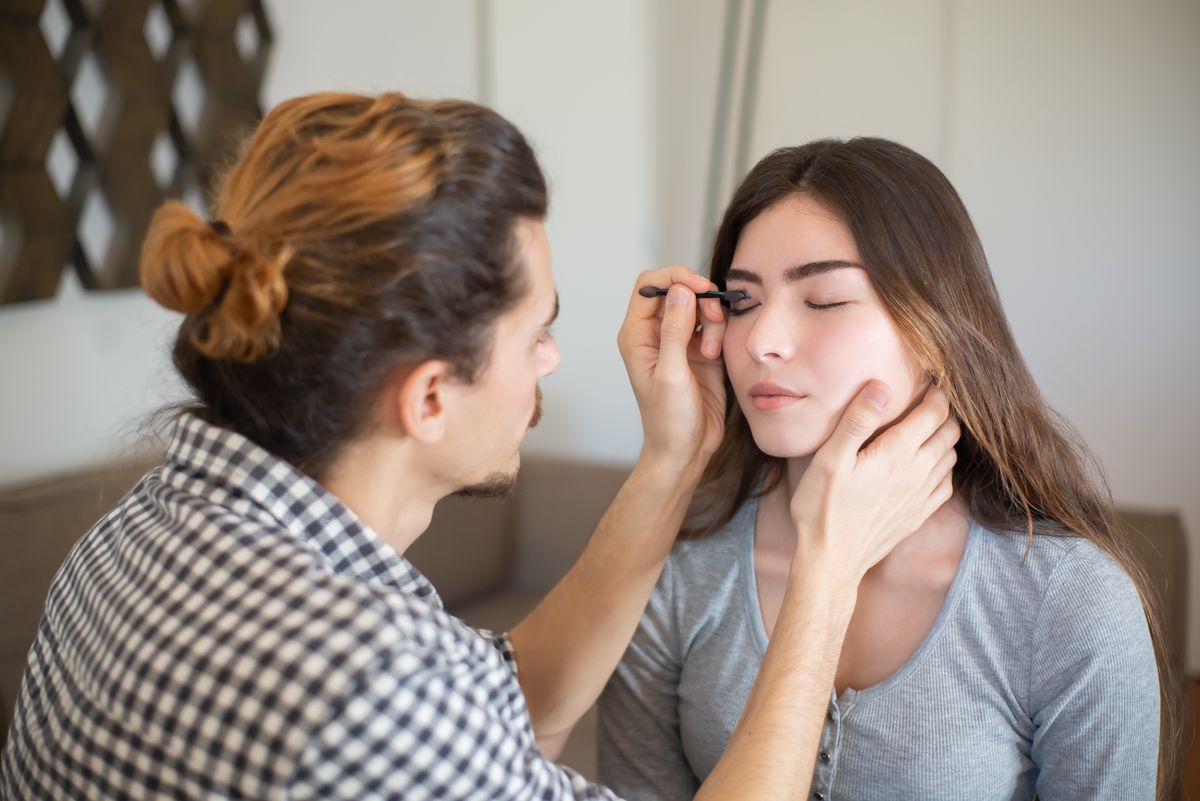 Application de maquillage des yeux