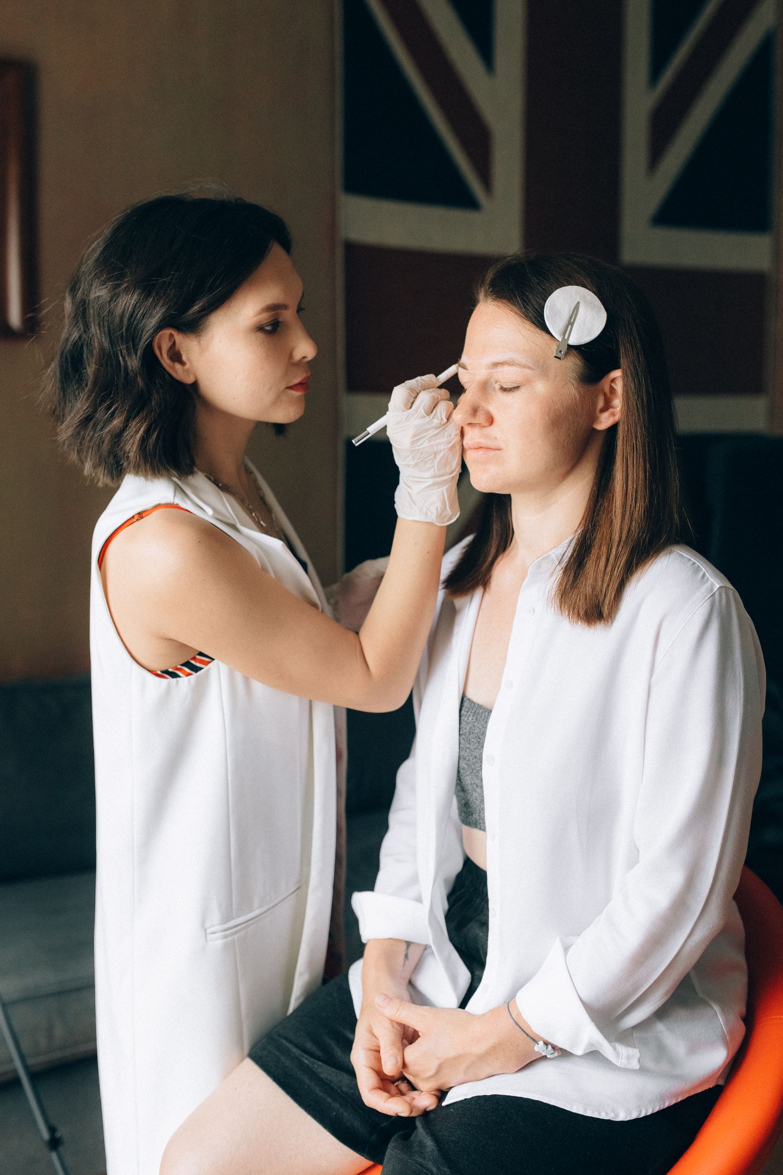 Zoé Anselm appliquant un maquillage à un modèle